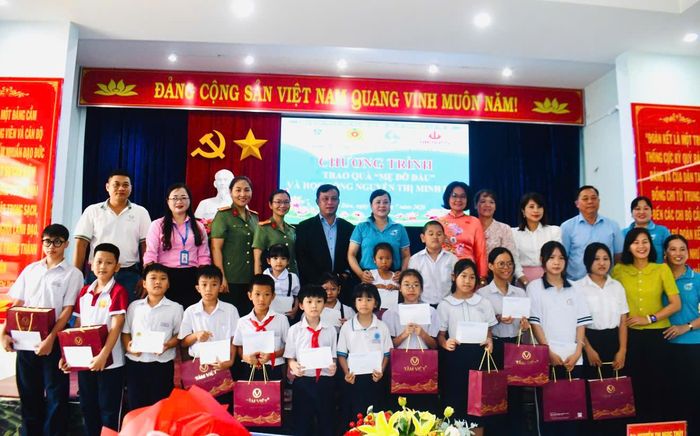 Các em học sinh nhận học bổng Nguyễn Thị Minh Khai tại chương trình