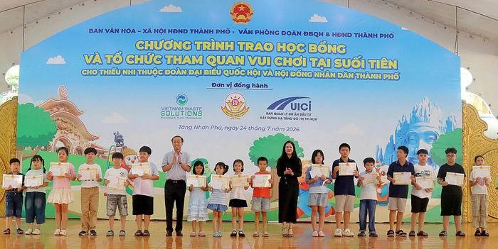 Đồng chí Huỳnh Thanh Nhân khen thưởng các em thiếu nhi, học sinh có kết quả học tập tốt. Ảnh: THANH BÌNH