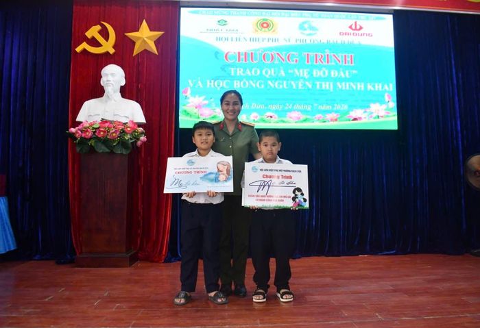 Hội phụ nữ Công an phường Rạch Dừa nhận làm "Mẹ đỡ đầu" 2 học sinh trên địa bàn phường