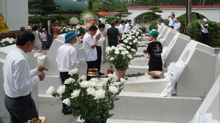  Đông đảo người dân dâng hoa, dâng hương tại mộ 10 nữ Anh hùng liệt sĩ TNXP Ngã ba Đồng Lộc 