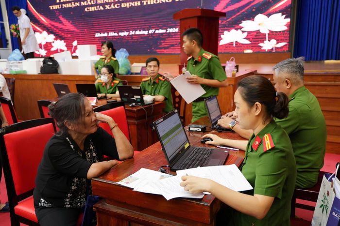 Lực lượng công an thu nhận mẫu sinh phẩm ADN của thân nhân liệt sĩ
