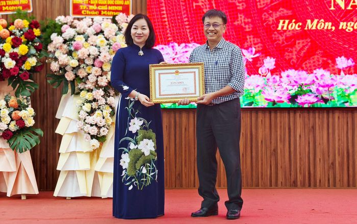  Đồng chí Trương Thị Bích Hạnh trao bằng khen của UBND TPHCM cho lãnh đạo UBND xã Hóc Môn. Ảnh: NGUYỄN TÂN 