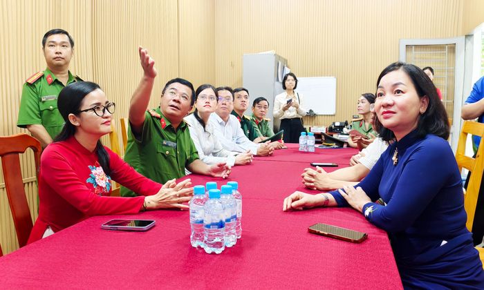  Đồng chí Trương Thị Bích Hạnh tham quan Trung tâm Chỉ huy hình ảnh về an ninh trật tự. Ảnh: NGUYỄN TÂN 