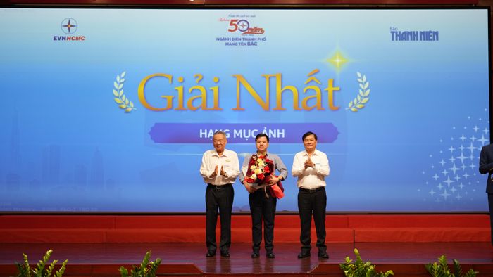  Tác giả Lê Tỉnh nhận giải nhất cuộc thi ở hạng mục ảnh. Ảnh: HÂN GIA 