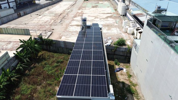  Một hộ dân tại TPHCM lắp đặt điện mặt trời mái nhà. Ảnh: EVNHCMC 