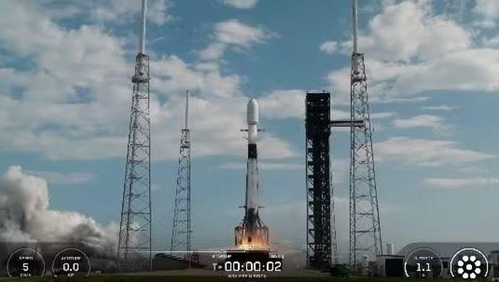 Tàu robot MRV được SpaceX phóng lên quỹ đạo, mang theo các mô-đun kéo dài tuổi thọ vệ tinh phục vụ nhiệm vụ bảo trì ngoài không gian.