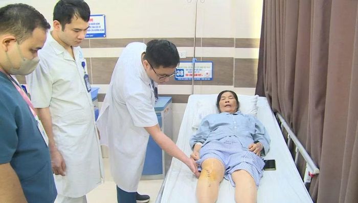 Bác sĩ thăm khám cho bệnh nhân sau phẫu thuật - Ảnh BVCC