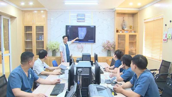 Các bác sĩ hội chẩn chuyên môn ca bệnh vỡ mâm chày phức tạp - Ảnh BVCC