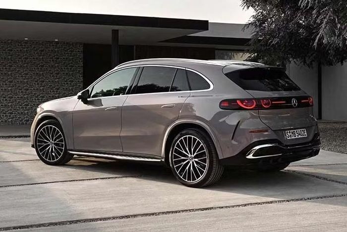 Mercedes-Benz cũng trang bị cho GLC EV nhiều công nghệ an toàn và hỗ trợ lái mới như hệ thống phanh tái tạo năng lượng One-Box Braking, chế độ lái một bàn đạp (One-Pedal), hệ thống treo khí nén Intelligent Air Suspension tương tự S-Class và đánh lái bánh sau với góc xoay tối đa 4,5 độ.