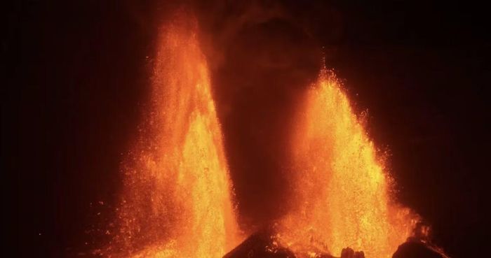Núi lửa Kīlauea phun trào vào tháng 3/2025. Đây là một trong những ngọn núi lửa hoạt động mạnh nhất thế giới.(Ảnh: Yvonnefollansbee22/Shutterstock)