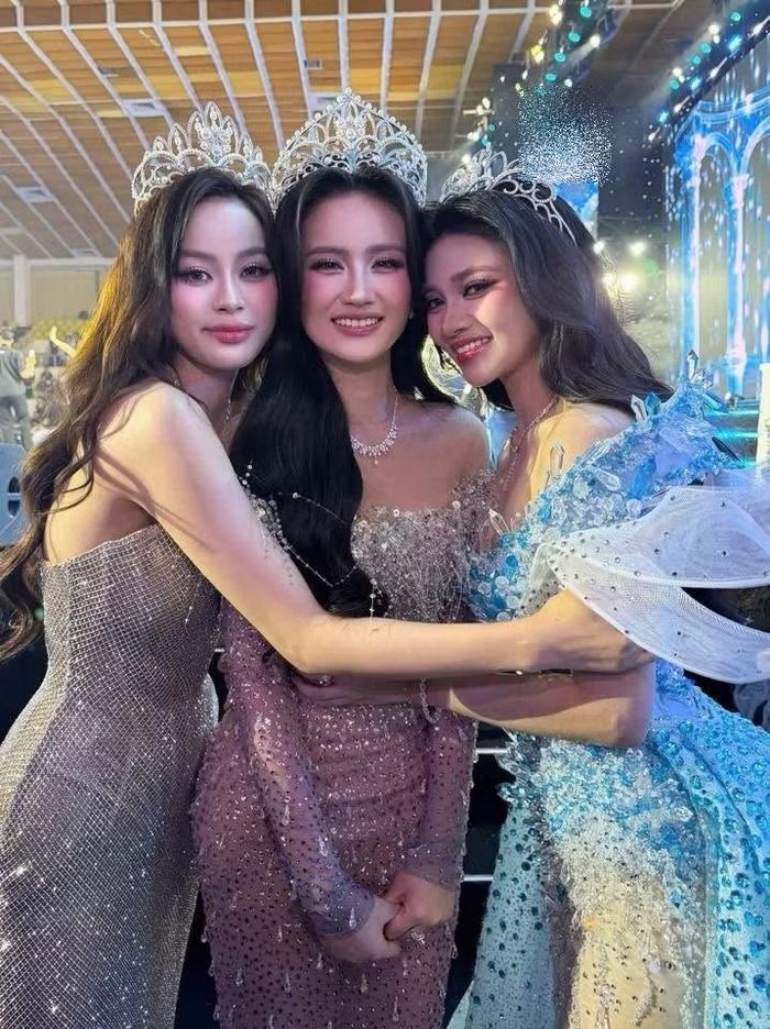Ý Nhi bên Đào Hiền (ngoài cùng bên trái) và Minh Kiên. Ảnh: FB Ý Nhi.