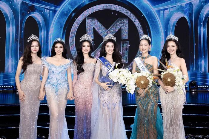 Top 3 Miss World Vietnam 2023 bên các người đẹp kế nhiệm. Ảnh: FB Ý Nhi.
