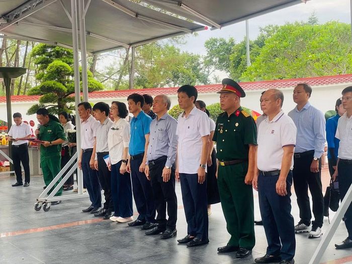 Tại các điểm dâng hương như Nhà bia tưởng niệm liệt sĩ Thanh niên xung phong (TNXP) toàn quốc, tháp chuông và đặc biệt là Khu mộ 10 nữ anh hùng liệt sĩ TNXP, dòng người xếp hàng nối đuôi nhau trong trật tự, trang nghiêm.
