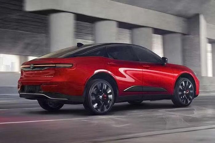 Ở đời 2027, các phiên bản XLE, Limited và Nightshade đều được trang bị hệ truyền động hybrid thế hệ thứ năm của Toyota, kết hợp động cơ xăng 4 xi-lanh, dung tích 2.5L với các mô-tơ điện đặt ở cầu trước và cầu sau. Hãng hiện chưa công bố công suất, nhưng một điểm mới khác trên các phiên bản XLE, Limited và Nightshade là lẫy chuyển số sau vô lăng, hứa hẹn mang lại trải nghiệm lái thú vị hơn.