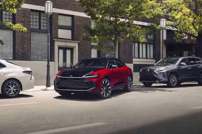 Tại thị trường Mỹ, Toyota Crown XLE Hybrid AWD 2027 có giá khởi điểm 41.640 USD, tăng 200 USD so với trước. Phiên bản Limited Hybrid AWD ghi nhận mức tăng mạnh nhất, thêm 3.770 USD lên 49.720 USD. Trong khi đó, bản Nightshade và Platinum đều tăng 200 USD lên lần lượt 48.965 USD và 55.190 USD. Các mức giá này chưa bao gồm phí vận chuyển và giao xe 1.295 USD.