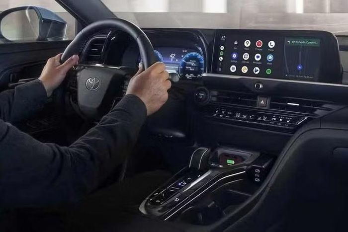 Về thiết kế, Toyota Crown 2027 hầu như không thay đổi so với phiên bản tiền nhiệm. Điểm nâng cấp dễ nhận thấy nhất là cản sau được tinh chỉnh nhẹ trong khi phiên bản Platinum được bổ sung cùm phanh màu đỏ và viền cửa sổ sơn đen.