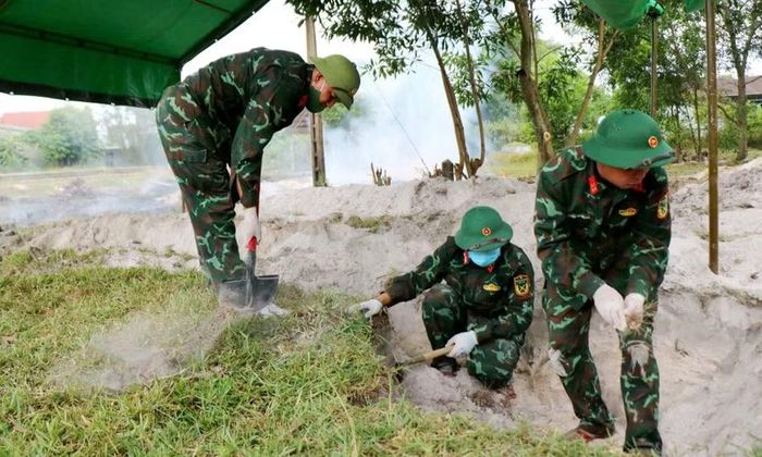 Đội Quy tập 192 tiến hành tìm kiếm hài cốt liệt sĩ tại khu vực ga Hương Thủy.