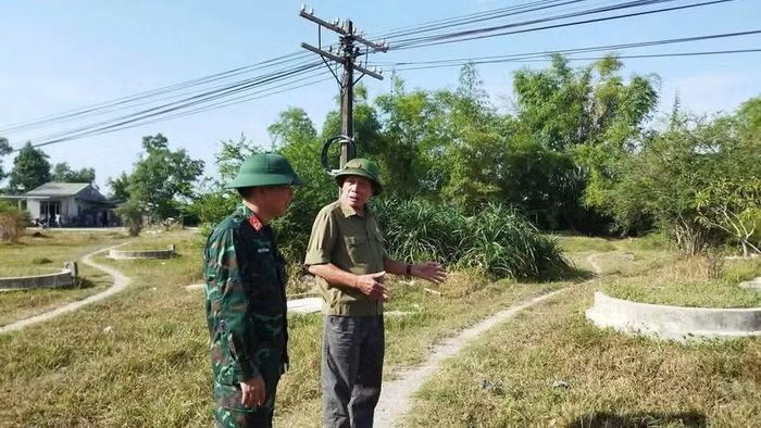 Cựu binh, Trung tá Lê Hữu Tòng (phải) chỉ các vị trí đồng đội ngã xuống trong trận đánh tại ga Hương Thủy vào năm 1968.