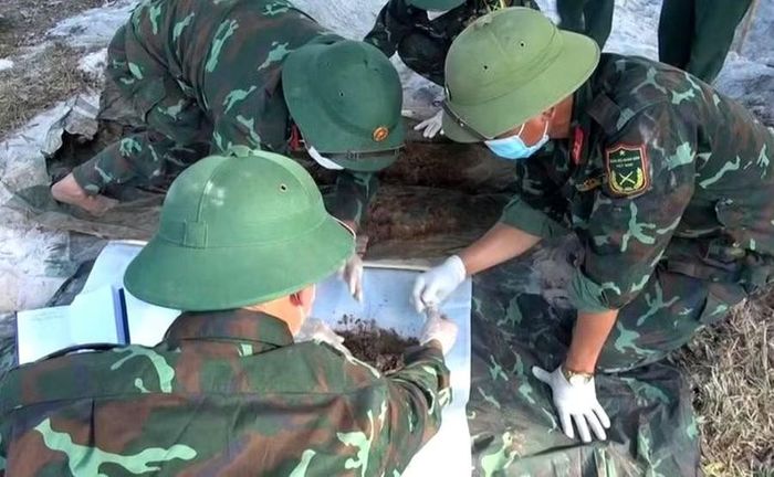 Một hài cốt liệt sĩ được Đội Quy tập 192 tìm thấy tại khu vực ga Hương Thủy vào chiều 17/7.