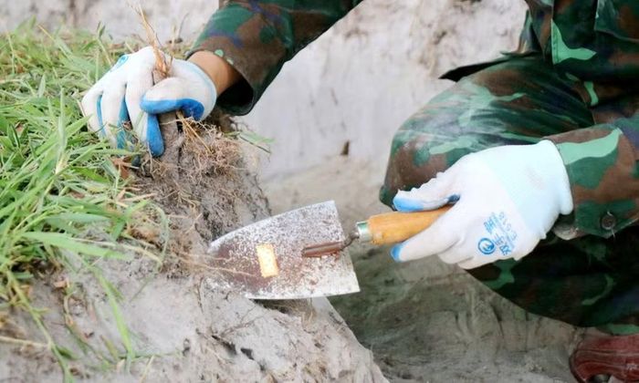 Tiến hành các thao tác bằng tay ở các khu vực nghi vấn có hài cốt liệt sĩ.