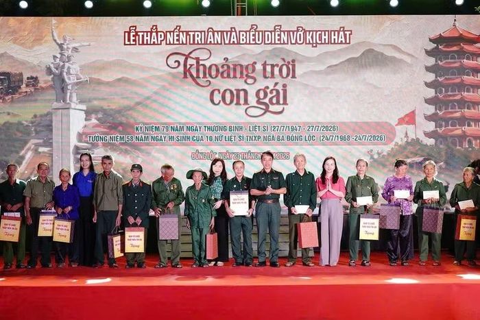 Ban tổ chức trao 30 suất quà đến các gia đình chính sách.