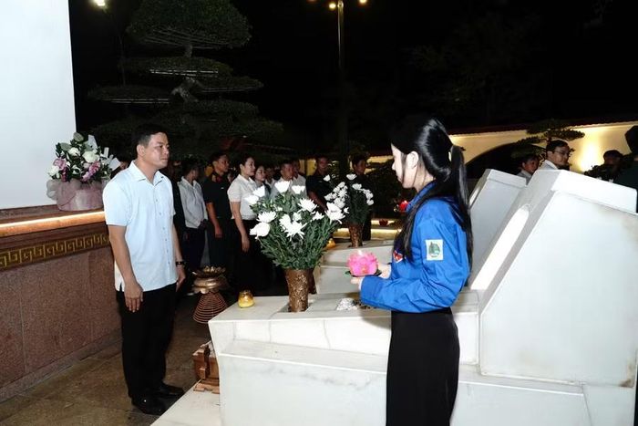 Khép lại chương trình là nghi thức thỉnh chuông tưởng niệm và Lễ thắp nến tri ân tại Khu mộ 10 nữ Anh hùng liệt sĩ thanh niên xung phong.