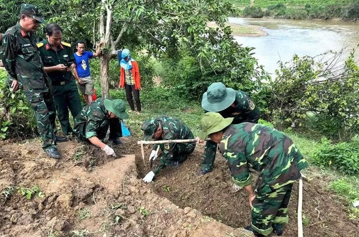 Đội K51 cẩn thận tìm kiếm hài cốt liệt sĩ Y Chông Triêk.