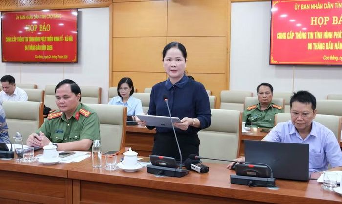 Bà Lý Thị Trang Hòa, Phó Giám đốc Sở Giáo dục và Đào tạo tỉnh Cao Bằng, trả lời báo chí tại buổi họp báo.