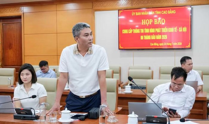 Ông Ngô Sỹ Nha, Trưởng Văn phòng đại diện Báo Giáo dục và Thời đại khu vực Việt Bắc, nêu câu hỏi tại buổi họp báo.