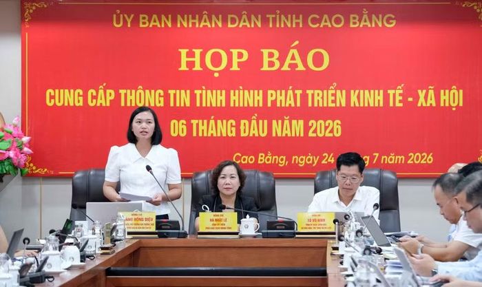 Bà Hoàng Hồng Diệu, Phó Trưởng Ban Thường trực Ban Tuyên giáo và Dân vận Tỉnh ủy Cao Bằng phát biểu định hướng công tác thông tin, tuyên truyền thời gian tới.