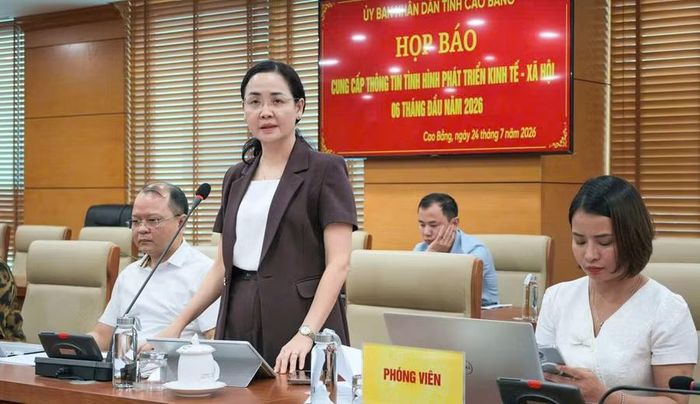 Đại diện các sở, ngành trả lời câu hỏi của phóng viên các cơ quan báo chí.