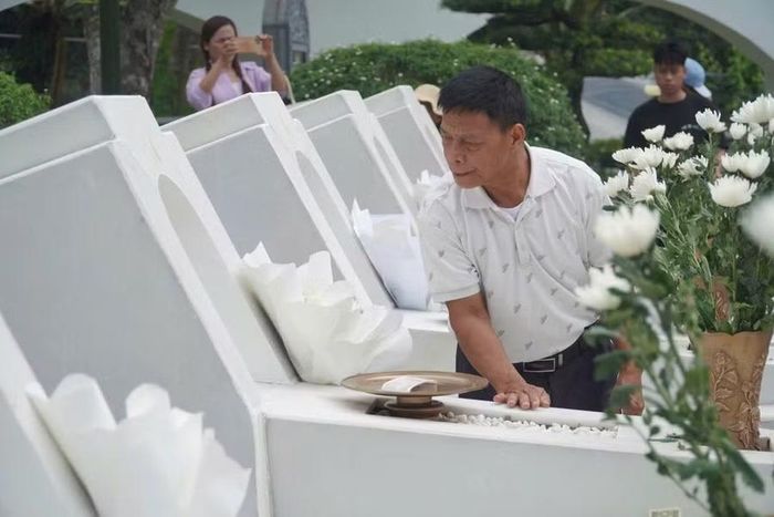 Tháng 7 về, Khu di tích Ngã ba Đồng Lộc đón 4.000 - 5.000 lượt du khách mỗi ngày đến dâng hương, tưởng niệm.