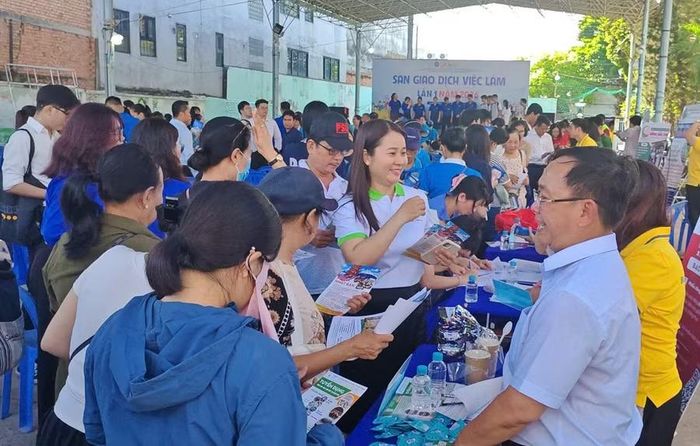  Việc tổ chức các sàn giao dịch việc làm là hoạt động thiết thực góp phần mở rộng cơ hội việc làm cho nhân lực trẻ. 