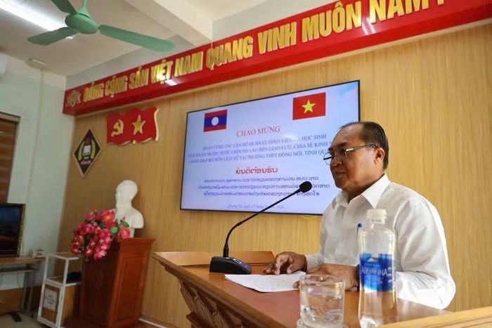 Ông Sý Sổm Phon Sinh Há Lat, Phó Giám đốc Sở Giáo dục và Thể thao tỉnh Khăm Muồn phát biểu tại buổi làm việc.