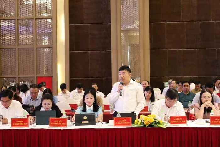 Giám đốc Sở GD&amp;ĐT Ninh Bình - Nguyễn Tiến Dũng phát biểu.