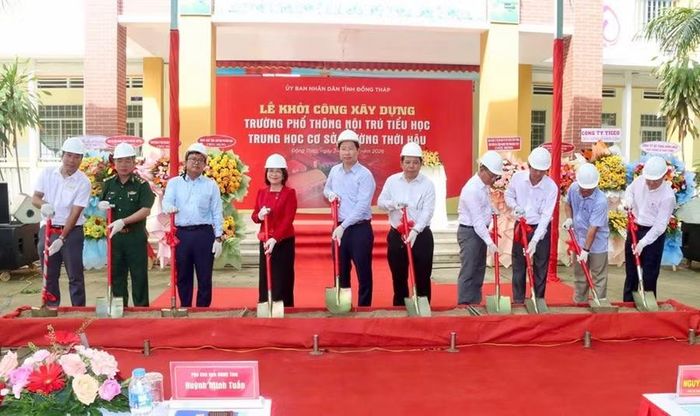 Đại biểu thực hiện nghi thức khởi công Trường Phổ thông nội trú Tiểu học và Trung học cơ sở Thường Thới Hậu. Ảnh: V.T.