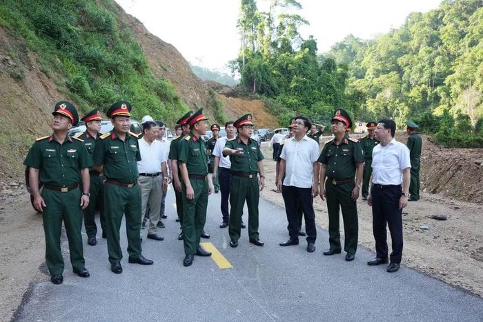 Đoàn công tác của Quân khu 4 và UBND TP Huế kiểm tra tuyến đường.