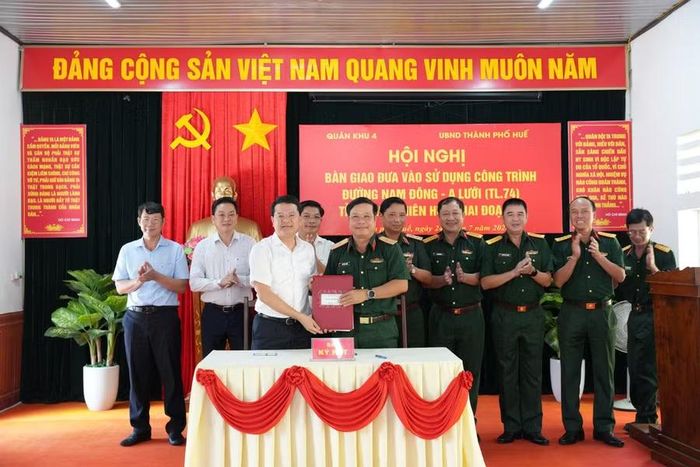 Ký kết biên bản bàn giao.