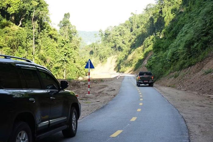 Xe các đại biểu lăn bánh trên tuyến đường Nam Đông - A Lưới.