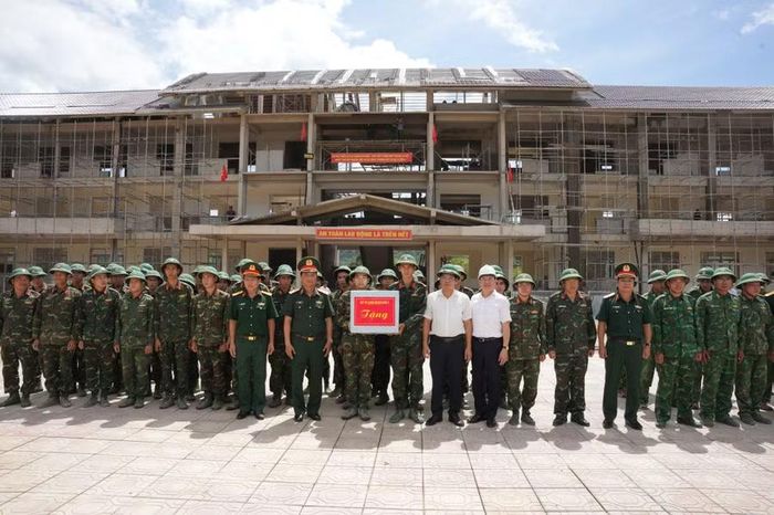 Đoàn làm việc đến thăm, tặng quà động viên các cán bộ, chiến sĩ đang hỗ trợ xây dựng Trường phổ thông nội trú liên cấp Tiểu học và THCS xã A Lưới 4.