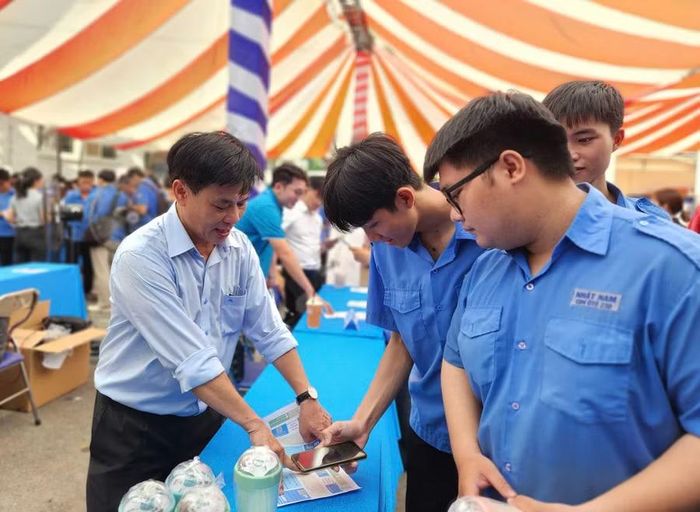 Ông Trần Minh Đức, Trưởng phòng Thu hút nhân tài Công ty Cổ phần Sản xuất Nhựa Duy Tân, tư vấn cho các bạn sinh viên Trường Cao đẳng Kỹ thuật Cao Thắng.