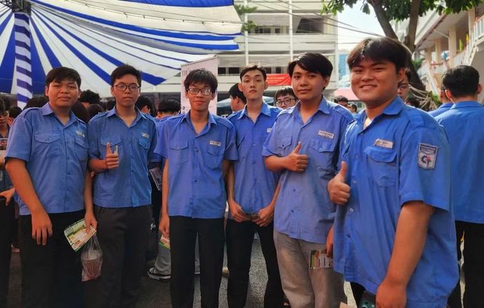 Em Trần Thái Hoàng Huy (thứ hai từ phải) cùng các bạn tham gia ngày hội.