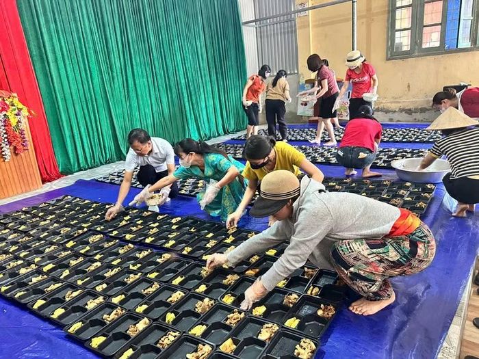 Những suất cơm được phân chia cẩn thận trước khi đưa đến hỗ trợ người dân vùng lũ.