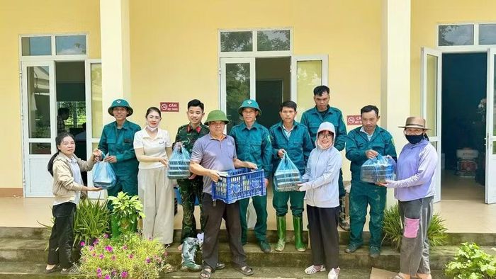 Những suất cơm nóng hổi được các đoàn từ thiện gửi tặng lực lượng tham gia cứu hộ.