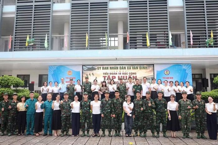 Các đại biểu chụp ảnh cuối chương trình.