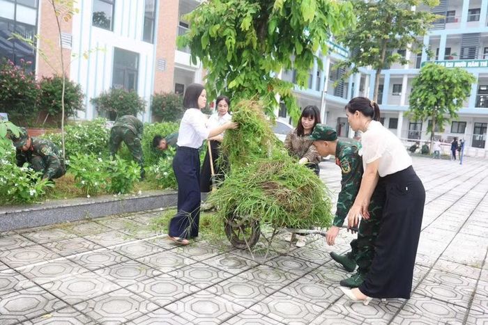 Sau buổi tập huấn, các cán bộ chiến sĩ cùng với cán bộ, giáo viên và lãnh đạo xã tham gia tổng vệ sinh khuôn viên nhà trường.
