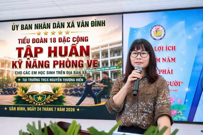 Bà Phạm Thúy Hòa khẳng định ý nghĩa của buổi tập huấn trong việc trang bị kỹ năng sống cho học sinh.