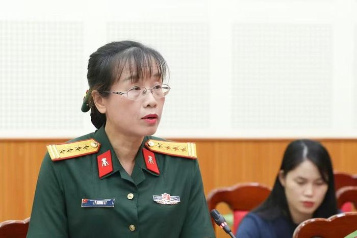 Đại tá Lý Hương Ly - đại diện Nhà máy Z111, Tổng cục Công nghiệp Quốc phòng (Bộ Quốc phòng) phát biểu tại họp báo.