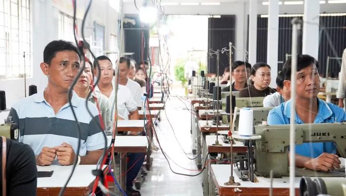 28 học viên tham gia lớp đào tạo nghề may khóa 1/2026.