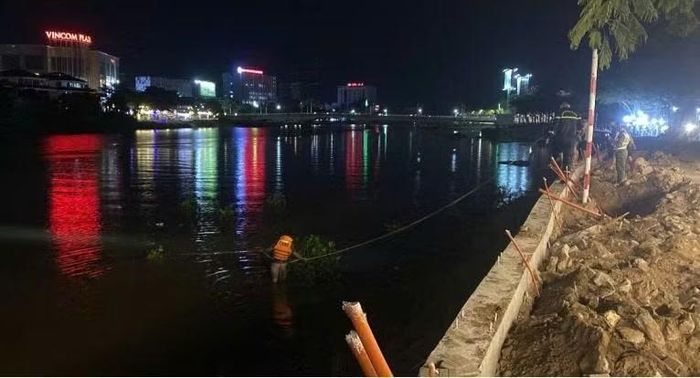 Lực lượng chức năng khẩn trương tìm kiếm nạn nhân mất tích.